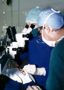 Die Operation erfolgt unter dem Mikroskop.