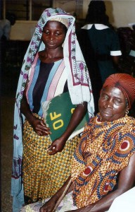 Afia Birago und ihre Tochter Akna Adowaa (links)