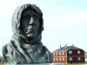 Denkmal für Roald Amundsen in Ny Alesund auf Spitzbergen