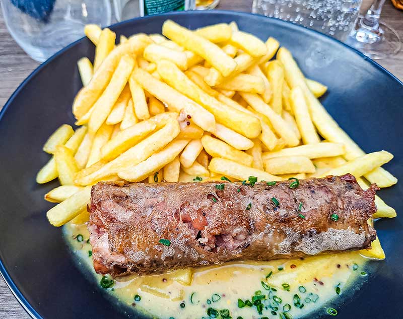 Andouillette mit Frites, wie es in Frankreich heißt.