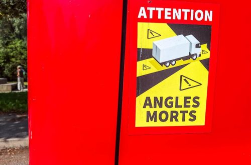 Aufkleber Angles morts auf einem Lastwagen.