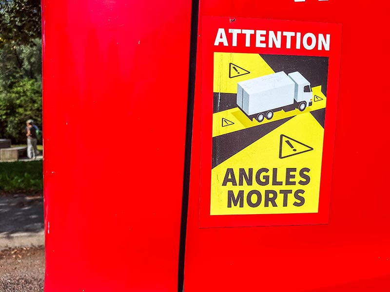 Aufkleber Angles morts auf einem Lastwagen.