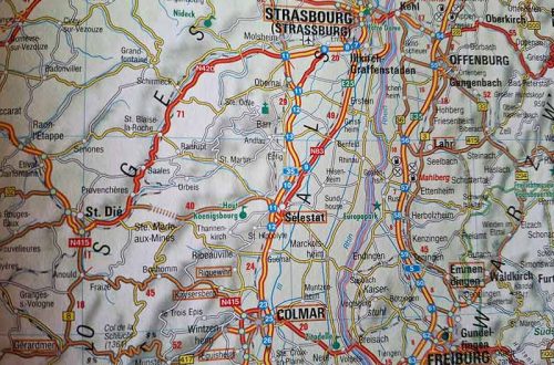 Ausschnitt aus der Karte in einem Atlas mit der deutsch-französischen Grenze