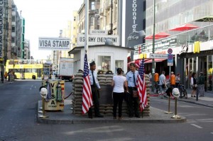 Nichts ist mehr echt: geklonte Vergangenheit am Checkpoint Charlie
