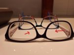 Kaum zu sehen, aber störend: Die beiden Kratzer in der Brille. Dahinter die neue bunte Brille mit komplettem Weichmacher.
