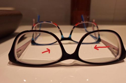 Kaum zu sehen, aber störend: Die beiden Kratzer in der Brille. Dahinter die neue bunte Brille mit komplettem Weichmacher.