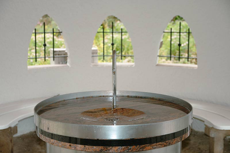 Brunnenhäuschen von innen mit dem Trinkbrunnen.