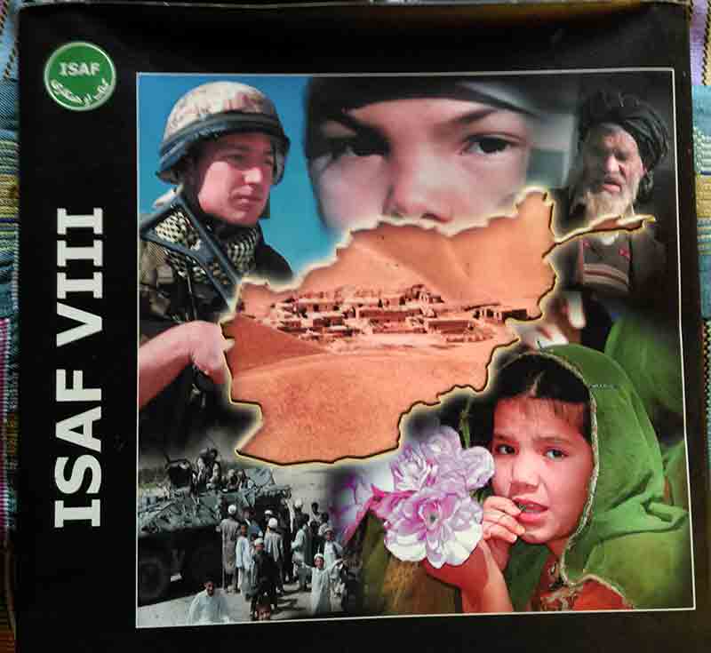 Eine der Afghanistan-Bücher der Isaf-Truppen.