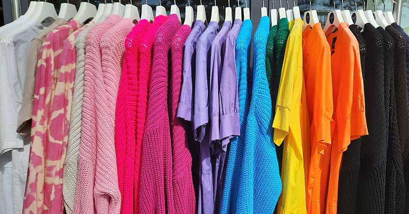 Kleidung in bunten Farben auf einem Kleiderständer