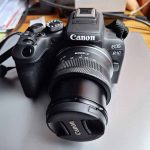 Die Canon EOS R10 ist klein und leicht, aber kann viel.