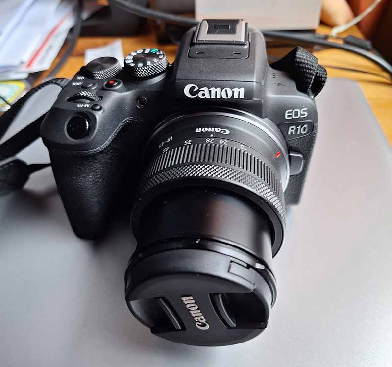 Die Canon EOS R10 ist klein und leicht, aber kann viel.