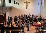 Kirchenchor mit Orchester davor bei der Aufführung von Kirchenmusik. Foto: Frieder Schöning
