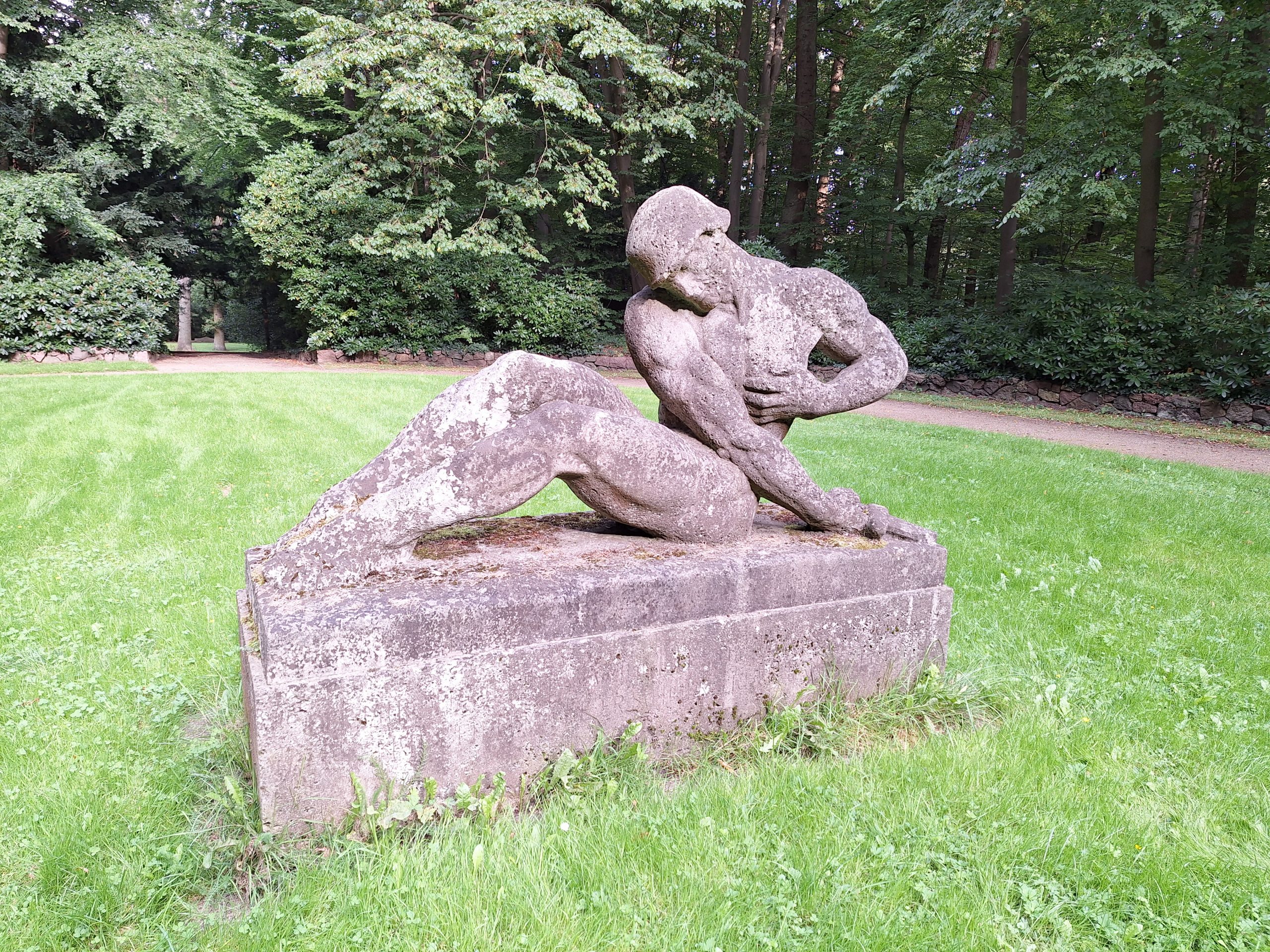 Der "sterbende Krieger", Skulptur auf dem Ehrenfriedhof Lübeck.