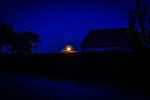 Der Erdbeermond hinter dem Häusern in unserem Dorf.