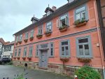 Ein mit einer Farbe über getünchtes Fachwerkhaus.