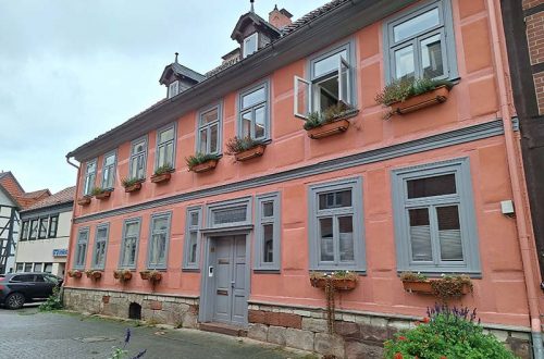 Ein mit einer Farbe über getünchtes Fachwerkhaus.