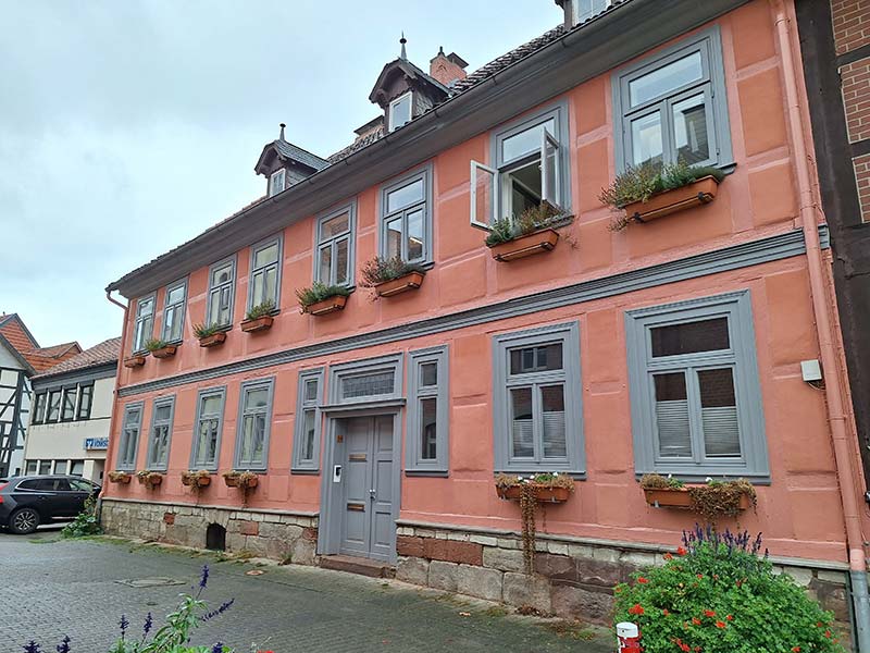 Ein mit einer Farbe über getünchtes Fachwerkhaus.