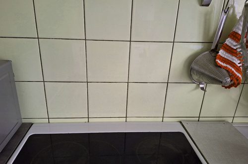 Zartgelbe Fliesen, wie sie in den 60er Jahren überall angebracht wurden.