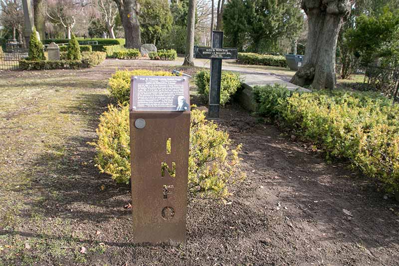 Grab von Gottlob Frege auf dem Friedhof in Wismar mit Infotafel.