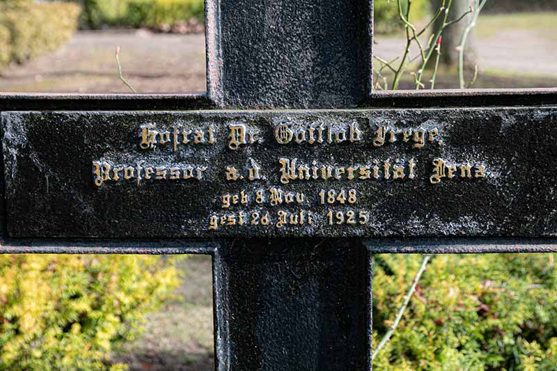 Grabkreuz von Gottlob Frege auf dem Friedhof in Wismar.