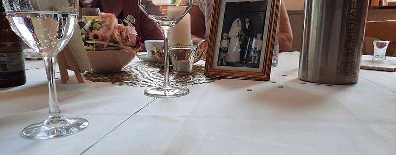 Tischdekoration zur Goldenen Hochzeit mit Foto des Brautpaars.