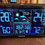 Hitze: Die Last mit der Belastung Wetterstation zeigt 28 Grad Hitze draußen an.