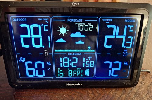 Wetterstation zeigt 28 Grad Hitze draußen an.