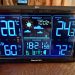 Wetterstation zeigt 28 Grad Hitze draußen an.