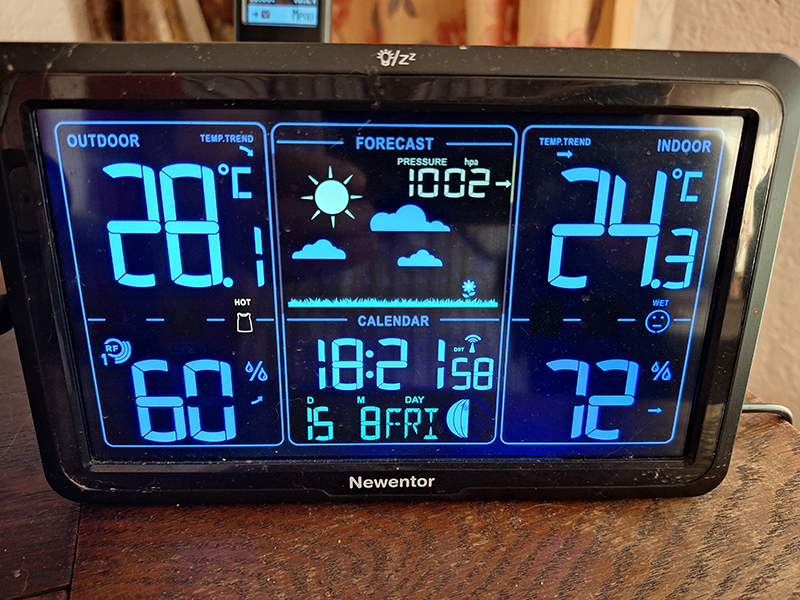 Wetterstation zeigt 28 Grad Hitze draußen an.