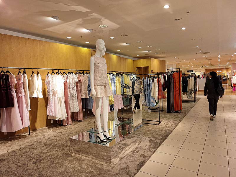 Alle großen Modemarken sind im KaDeWe in Berlin vertreten. Blick in eine der Damenabteilungen.