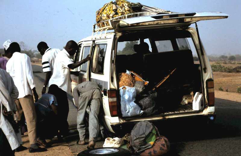 Reifenpanne - Alltag bei einer Fahrt durch Kamerun.