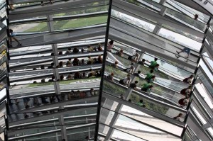Reichstag: Interessante Spiegelung in der Mitte der Kuppel