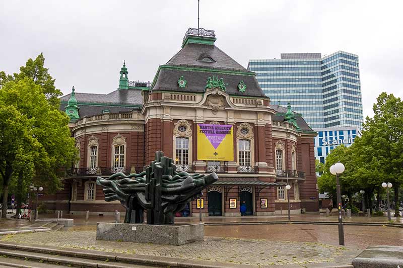 Die Laeiszhalle am Johannes-Brahms-Platz in Hamburg
