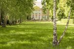 Liebermann-Villa am Wannsee mit Birken im Vordergrund.