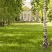 Liebermann-Villa am Wannsee mit Birken im Vordergrund.