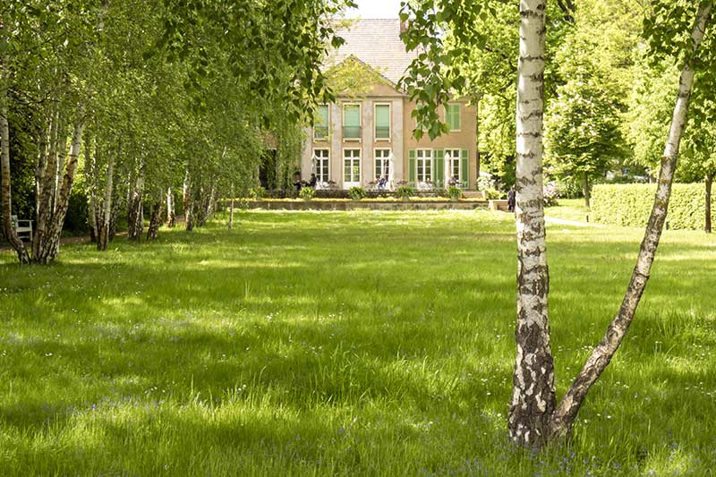 Liebermann-Villa am Wannsee mit Birken im Vordergrund.