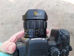 Das AstrHori 9 mm F2.8 APS-C auf einer Canon-Kamera.