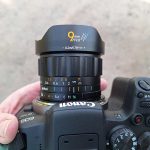 Das AstrHori 9 mm F2.8 APS-C auf einer Canon-Kamera.