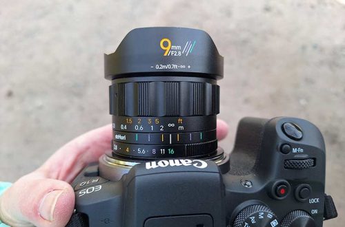 Das AstrHori 9 mm F2.8 APS-C auf einer Canon-Kamera.