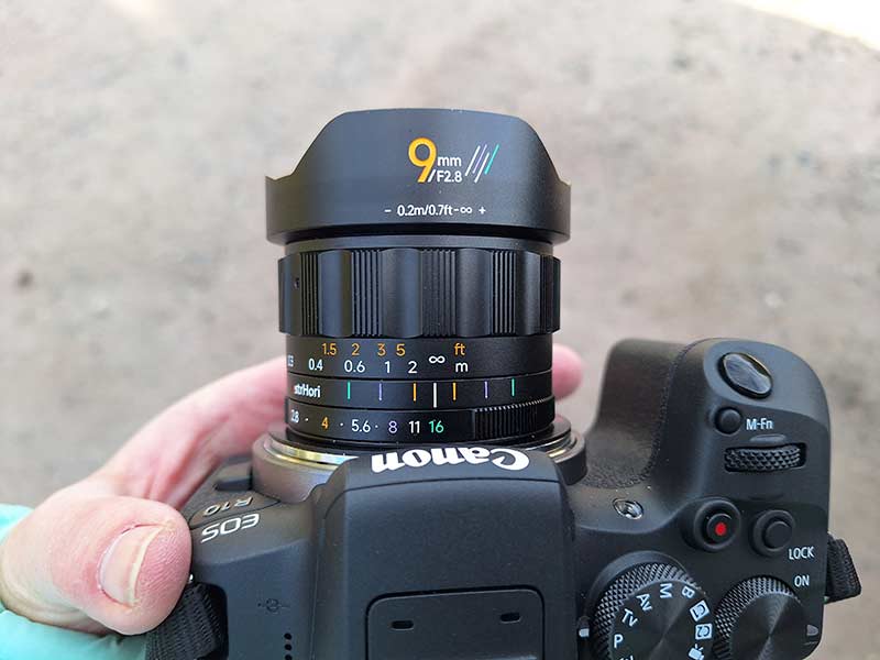Das AstrHori 9 mm F2.8 APS-C auf einer Canon-Kamera.