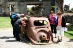 Das berühmte Auto von Oradour: Mancher Tourist würde sich am liebsten hineinsetzen.
