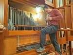 Orgelbauer Andreas Kulitza vor der offenen Orgel der St.-Johannes-Kirche.