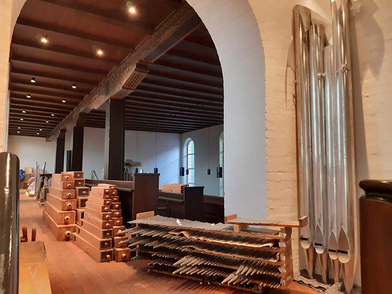 Ausgebaute Pfeifen der Orgel liegen auf der Empore.