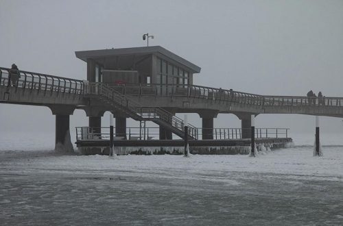 Eis auf der Ostsee vor der Seebrücke Haffkrug