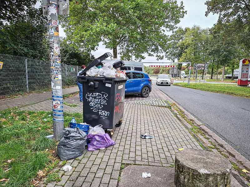 Vormittags auf einem Rastplatz an der A5: Überall liegt Müll herum.