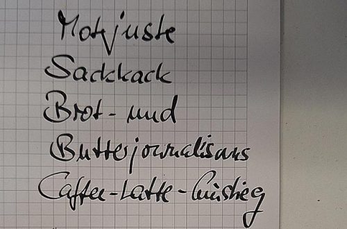 Notiz Sachkack auf einer Schreibtischunterlage