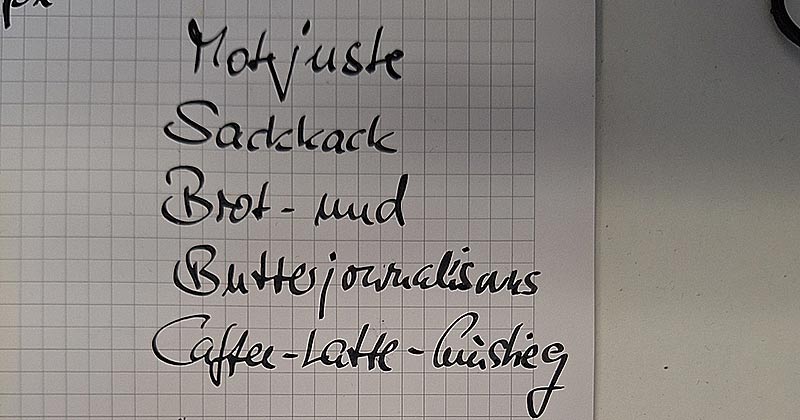 Notiz Sachkack auf einer Schreibtischunterlage