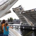 Kappeln: Klappbrücke und goldener Albatros Die geöffnete Schleibrücke in Kappeln. Fußgänger können den Mechanismus beobachten.