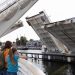 Die geöffnete Schleibrücke in Kappeln. Fußgänger können den Mechanismus beobachten.