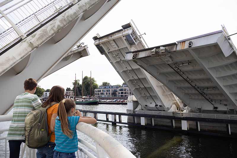 Die geöffnete Schleibrücke in Kappeln. Fußgänger können den Mechanismus beobachten.